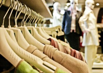 Why Is Online Clothes Shopping Becoming So Popular?