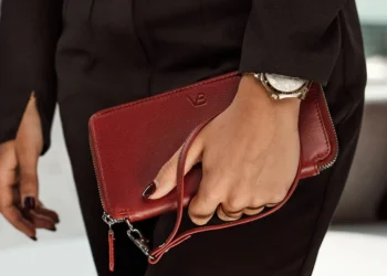 What Is a Leather Wristlet Wallet for Women and Why Has It Become the Smartest Everyday Carry Accessory?