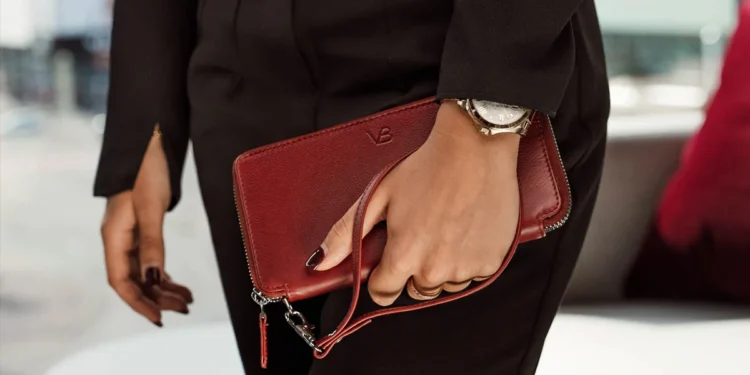 What Is a Leather Wristlet Wallet for Women and Why Has It Become the Smartest Everyday Carry Accessory?